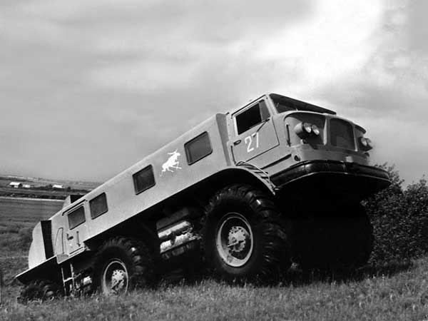 ZIL E-167 6x6 în deplasare pe teren accidentat